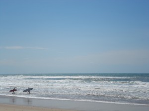 surfeurs sur la plage