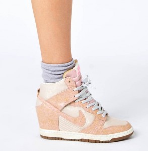 baskets-compensees-roses-nike