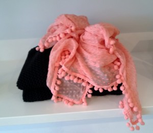 foulard-rose-pompons