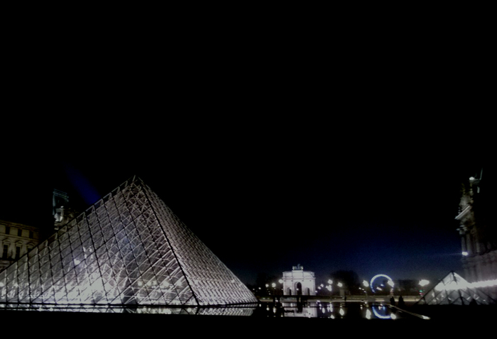 pyramides-paris-nuit