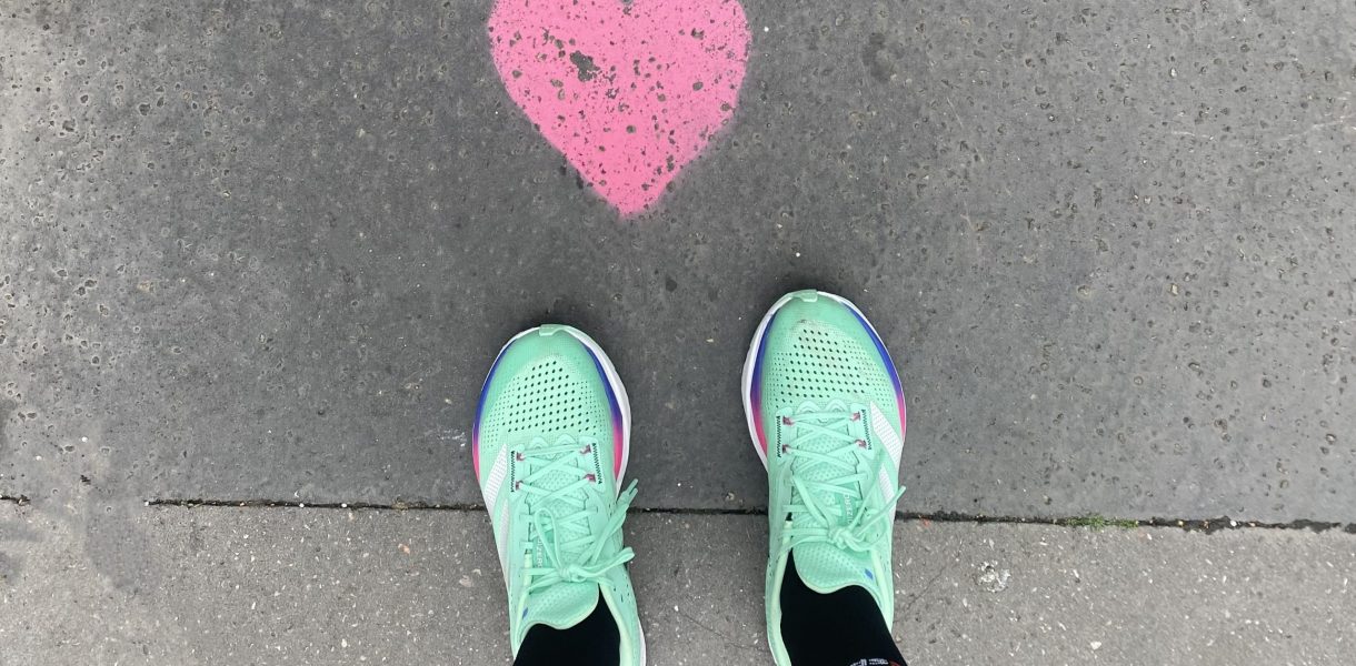 chaussures de running adidas avec tag coeur par terre