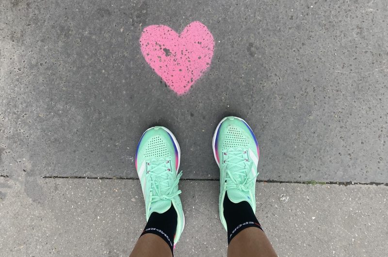 chaussures de running adidas avec tag coeur par terre