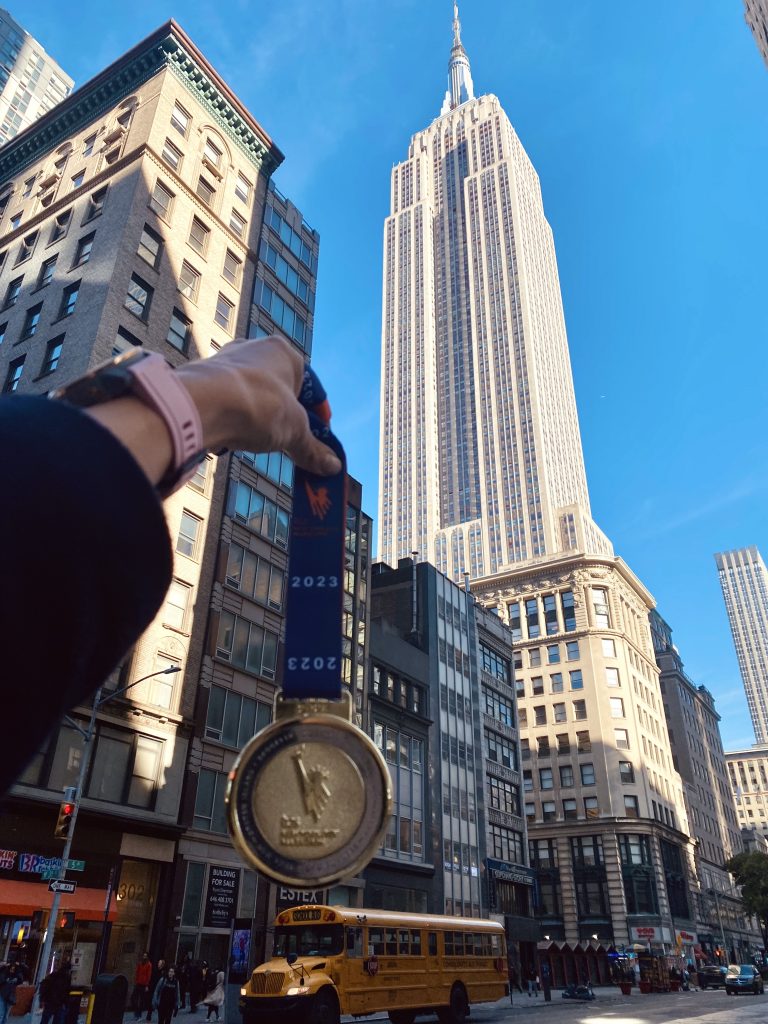 médaille marathon de New York 2023 à l'Empire State Building
